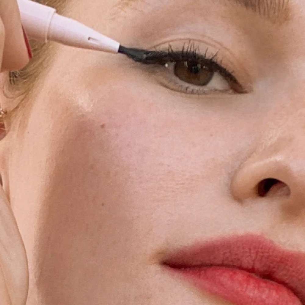 Glossier Pro Tip Liquid Eyeliner in Black (BNIB) - Picture 6 of 9